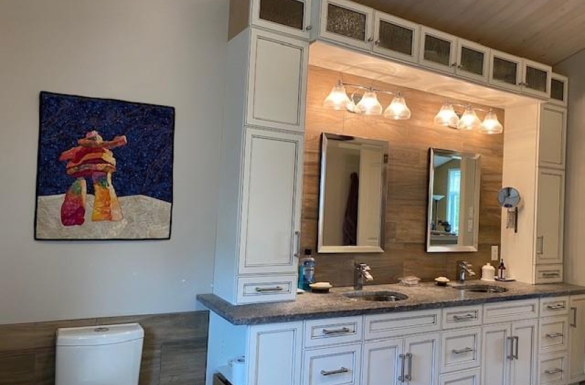 Double vanity with upper storage in 5 pc bath