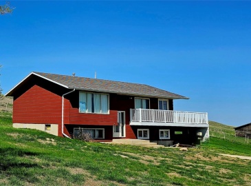 Rural Address, Swift Current, Saskatchewan S9H 3V6, 3 Bedrooms Bedrooms, 9 Rooms Rooms,2 BathroomsBathrooms,Acreage,For Sale,St.Cyr Acreage,Rural Address,SK929127