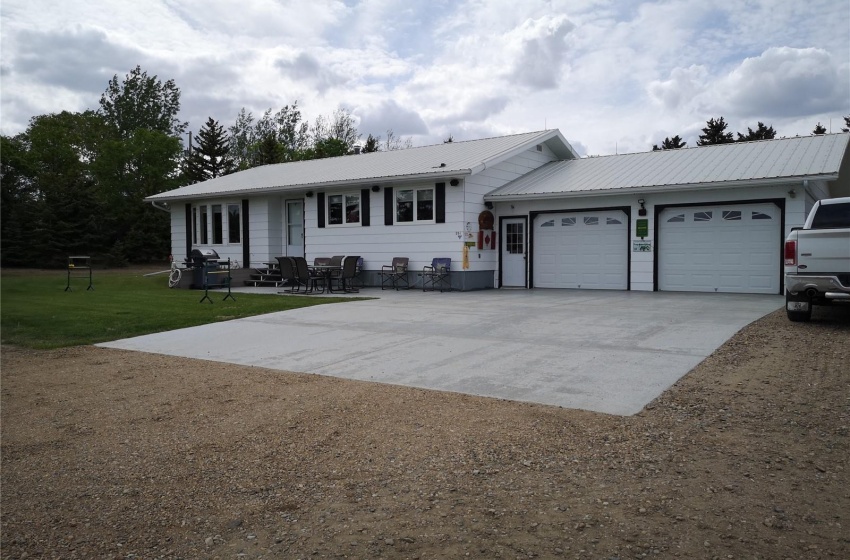 202 & 204 3rd AVENUE, Flaxcombe, Saskatchewan S0L 1E0, 4 Bedrooms Bedrooms, 13 Rooms Rooms,2 BathroomsBathrooms,Acreage,For Sale,Cowie Acreage,3rd,SK930905