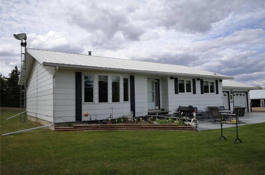 202 & 204 3rd AVENUE, Flaxcombe, Saskatchewan S0L 1E0, 4 Bedrooms Bedrooms, 13 Rooms Rooms,2 BathroomsBathrooms,Acreage,For Sale,Cowie Acreage,3rd,SK930905