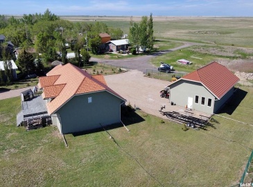 400 Lakeshore DRIVE, Wee Too Beach, Saskatchewan S0G 1C0, 2 Bedrooms Bedrooms, 12 Rooms Rooms,3 BathroomsBathrooms,Acreage,For Sale,Sarnia RM No. 221,Lakeshore,SK934050