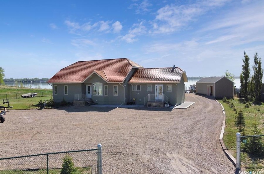 400 Lakeshore DRIVE, Wee Too Beach, Saskatchewan S0G 1C0, 2 Bedrooms Bedrooms, 12 Rooms Rooms,3 BathroomsBathrooms,Acreage,For Sale,Sarnia RM No. 221,Lakeshore,SK934050