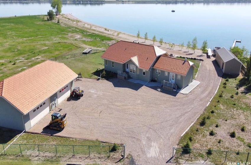 400 Lakeshore DRIVE, Wee Too Beach, Saskatchewan S0G 1C0, 2 Bedrooms Bedrooms, 12 Rooms Rooms,3 BathroomsBathrooms,Acreage,For Sale,Sarnia RM No. 221,Lakeshore,SK934050