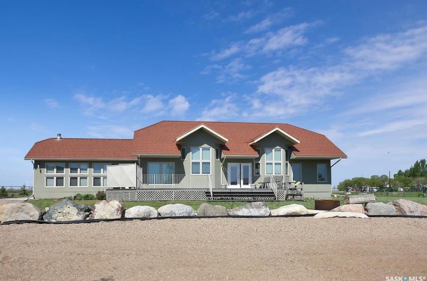 400 Lakeshore DRIVE, Wee Too Beach, Saskatchewan S0G 1C0, 2 Bedrooms Bedrooms, 12 Rooms Rooms,3 BathroomsBathrooms,Acreage,For Sale,Sarnia RM No. 221,Lakeshore,SK934050