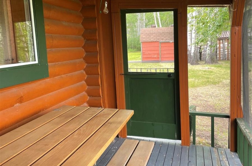 Screen deck noted as sunroom off the kitchen side