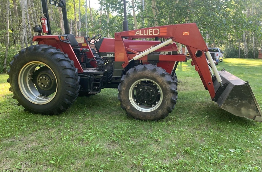 IH tractor has blade and loader