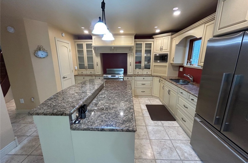 Dream Massive Kitchen w. granite countertops