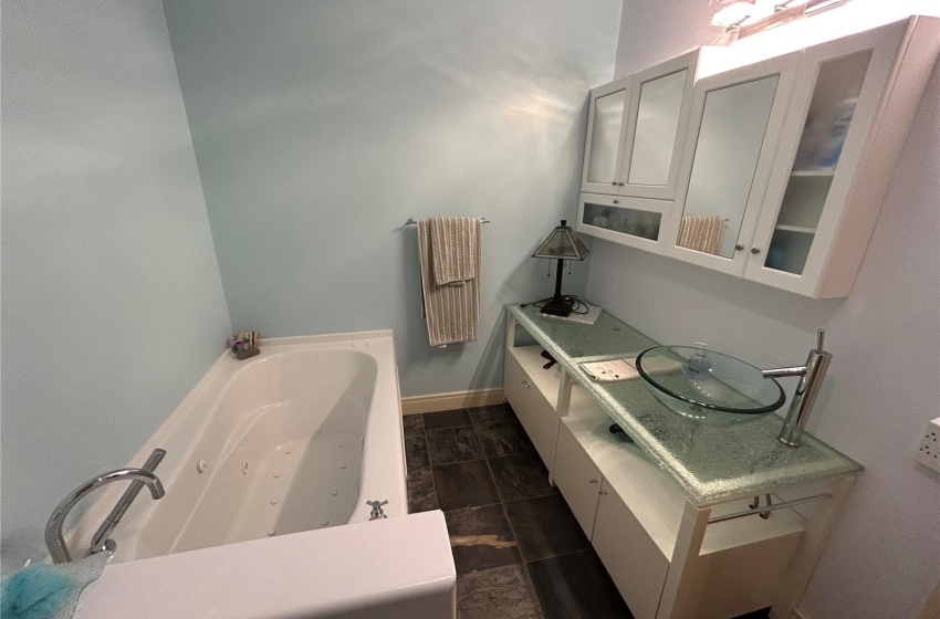 Top Floor Spa-Like Bathroom:  Tub/Vanity