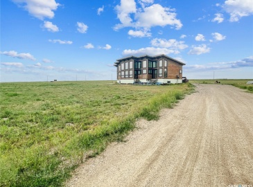 101 Westview DRIVE, Swift Current, Saskatchewan S9H 3X5, 5 Bedrooms Bedrooms, 16 Rooms Rooms,3 BathroomsBathrooms,Acreage,For Sale,Westview,SK940948