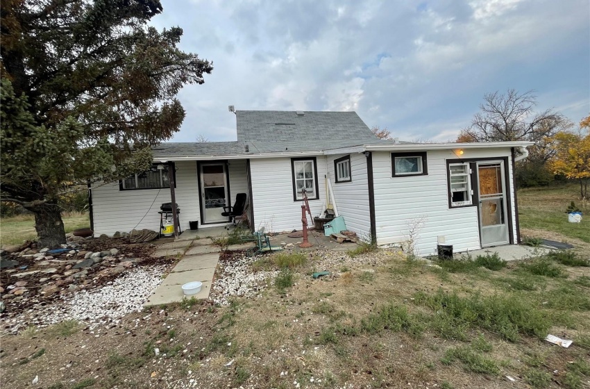 Rural Address, Kindersley Rm No. 290, Saskatchewan S0L 1S0, 4 Bedrooms Bedrooms, 7 Rooms Rooms,1 BathroomBathrooms,Acreage,For Sale,Beadle Acreage,Rural Address,SK945398