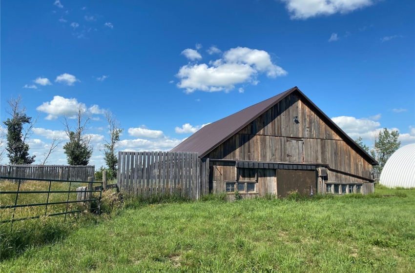 Bintage barn w/6 stalls, running water & heated outside animal water.