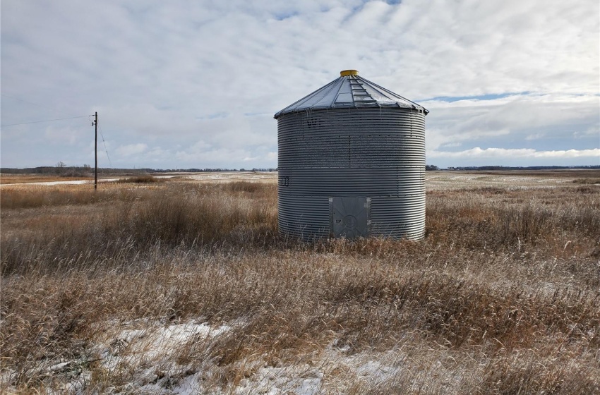 Approx. 1650 bushels storage on concrete.