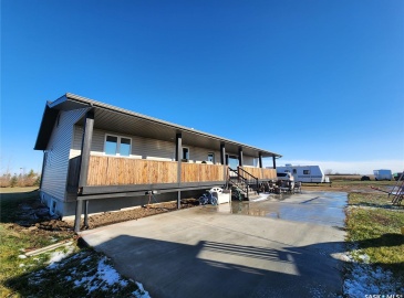 Rural Address, Weyburn Rm No. 67, Saskatchewan S4H 2J9, 4 Bedrooms Bedrooms, 17 Rooms Rooms,4 BathroomsBathrooms,Acreage,For Sale,South Weyburn Acreage,Rural Address,SK951552