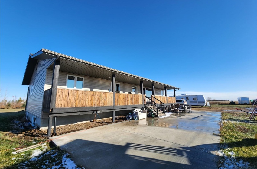 Rural Address, Weyburn Rm No. 67, Saskatchewan S4H 2J9, 4 Bedrooms Bedrooms, 17 Rooms Rooms,4 BathroomsBathrooms,Acreage,For Sale,South Weyburn Acreage,Rural Address,SK951552