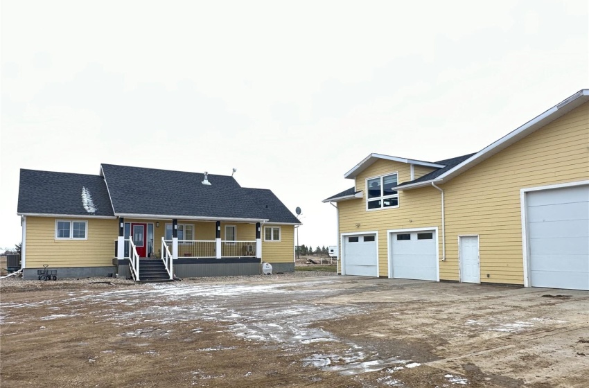 Rural Address, Weyburn Rm No. 67, Saskatchewan S4H 2K8, 4 Bedrooms Bedrooms, 17 Rooms Rooms,3 BathroomsBathrooms,Acreage,For Sale,Raknerud Acreage,Rural Address,SK951562