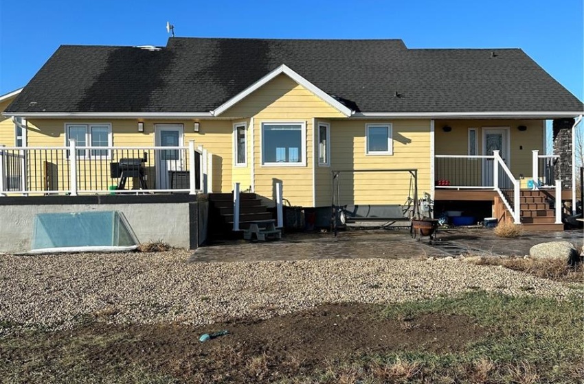 Rural Address, Weyburn Rm No. 67, Saskatchewan S4H 2K8, 4 Bedrooms Bedrooms, 17 Rooms Rooms,3 BathroomsBathrooms,Acreage,For Sale,Raknerud Acreage,Rural Address,SK951562