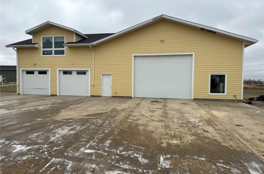 Rural Address, Weyburn Rm No. 67, Saskatchewan S4H 2K8, 4 Bedrooms Bedrooms, 17 Rooms Rooms,3 BathroomsBathrooms,Acreage,For Sale,Raknerud Acreage,Rural Address,SK951562