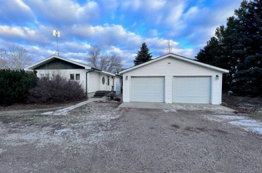 Rural Address, North Battleford Rm No. 437, Saskatchewan S9A 3L8, 3 Bedrooms Bedrooms, 11 Rooms Rooms,2 BathroomsBathrooms,Acreage,For Sale,Munn Road Acreage,Rural Address,SK952956