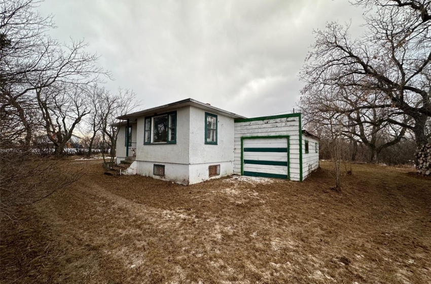 404 1st STREET, Findlater, Saskatchewan S0G 1P0, 2 Bedrooms Bedrooms, 5 Rooms Rooms,1 BathroomBathrooms,Acreage,For Sale,Findlater Acreage,1st,SK953270