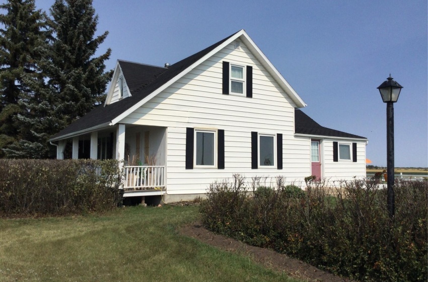 View of front of house featuring a front lawn