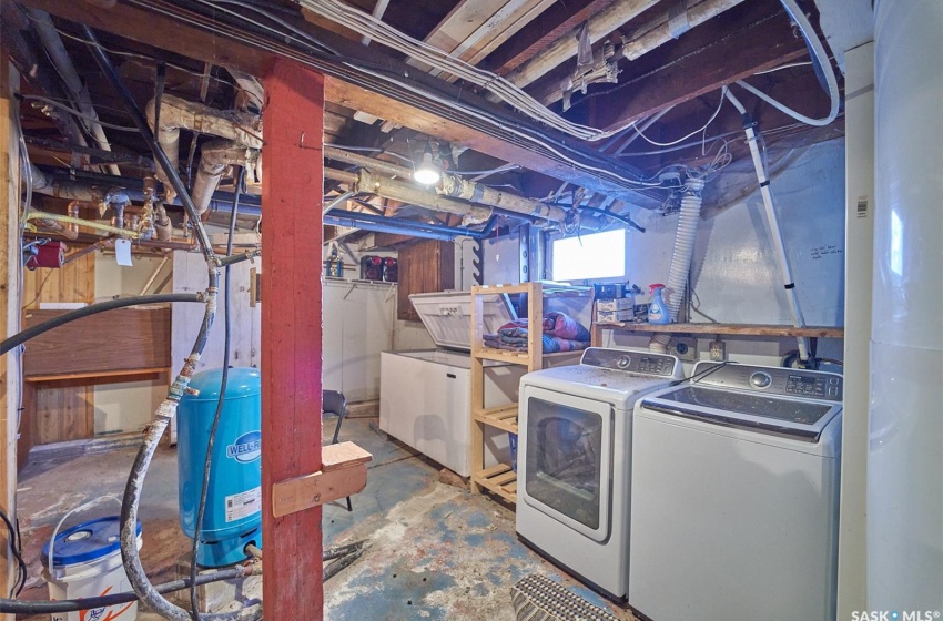 Basement with washing machine and dryer