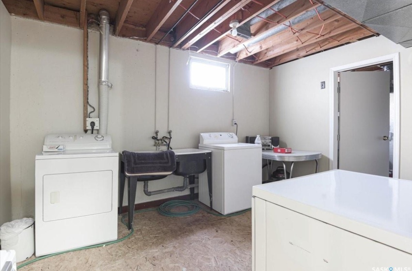 Clothes washing area with independent washer and dryer