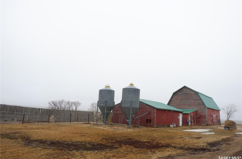 View of yard with an outdoor structure