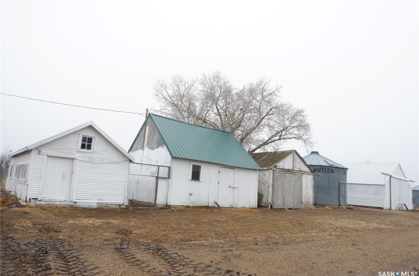 Rural Address, Stonehenge Rm No. 73, Saskatchewan S0H 0B0, 3 Bedrooms Bedrooms, 8 Rooms Rooms,2 BathroomsBathrooms,Acreage,For Sale,Schuweiler acreage,Rural Address,SK958576