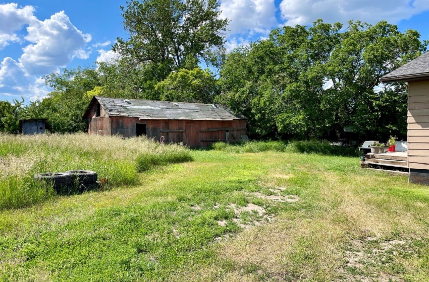 View of yard featuring an outdoor structure