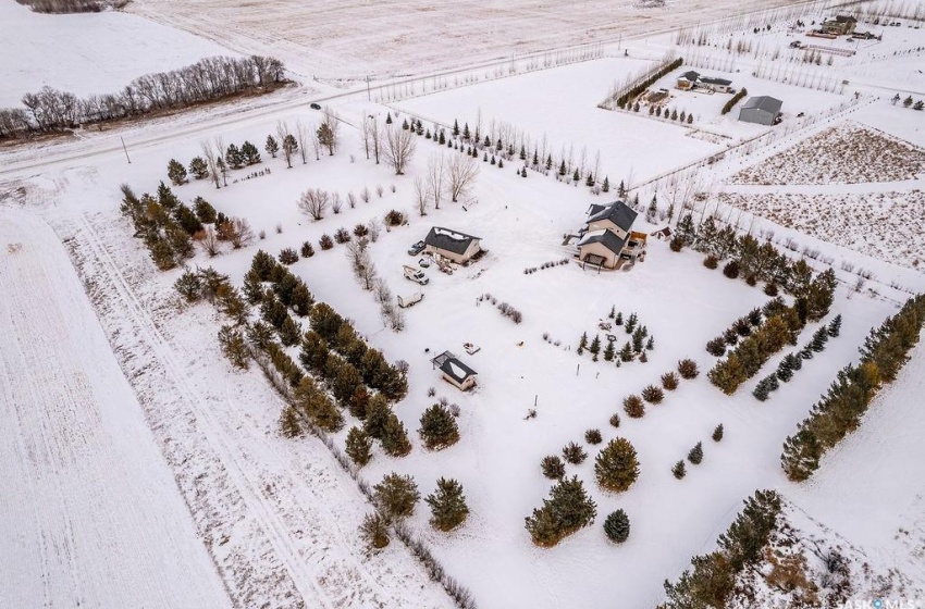 Snowy aerial view featuring a rural view