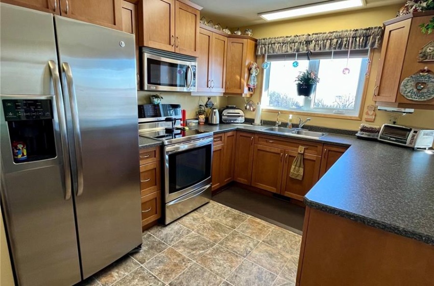 Kitchen with maple cupboards & stainless steel appliances