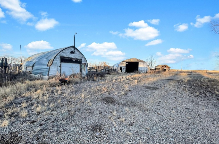 Rural Address, Swift Current Rm No. 137, Saskatchewan S0N 2Y0, 2 Bedrooms Bedrooms, 9 Rooms Rooms,2 BathroomsBathrooms,Acreage,For Sale,Wymark Acreage,Rural Address,SK959903