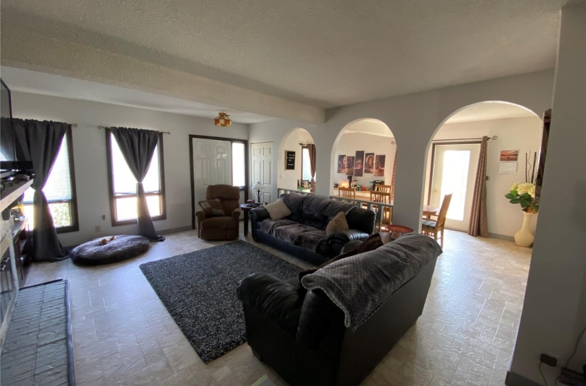 700 6th STREET, Assiniboia, Saskatchewan S0H 0B0, 3 Bedrooms Bedrooms, 13 Rooms Rooms,3 BathroomsBathrooms,Acreage,For Sale,Beauchesne Acreage,6th,SK962265