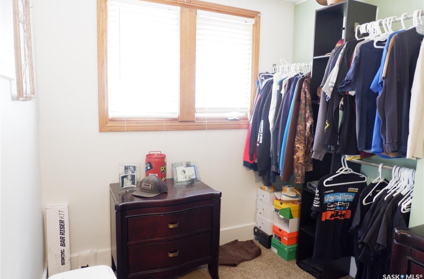 Walk in closet featuring carpet