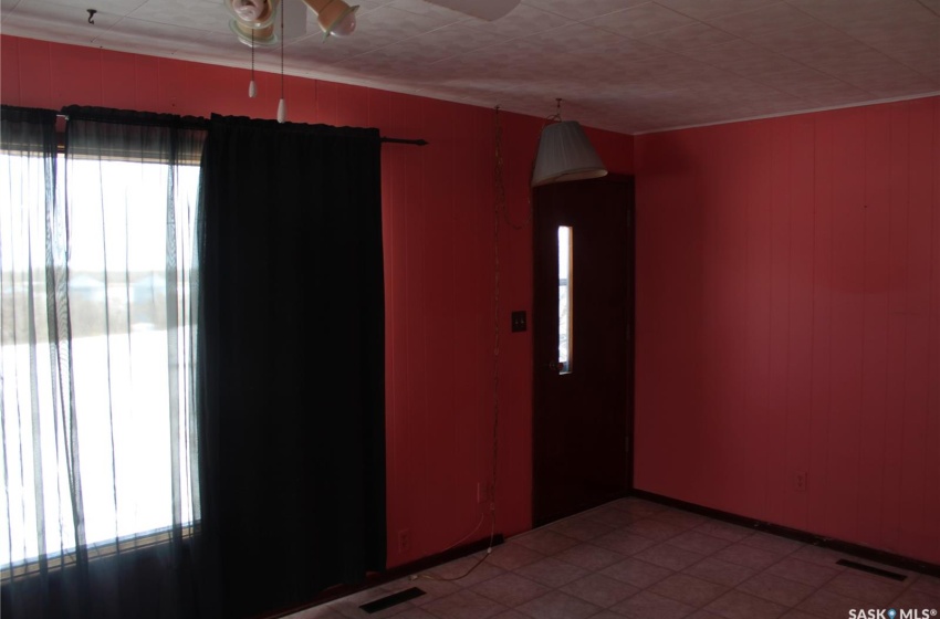 Empty room featuring tile flooring, plenty of natural light, and ceiling fan