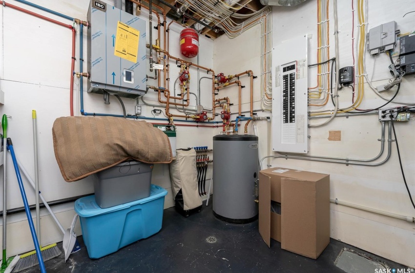 Utility room featuring gas water heater