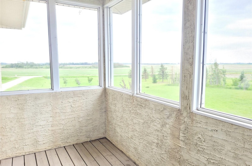 Screened-in balcony featuring a healthy amount of sunlight