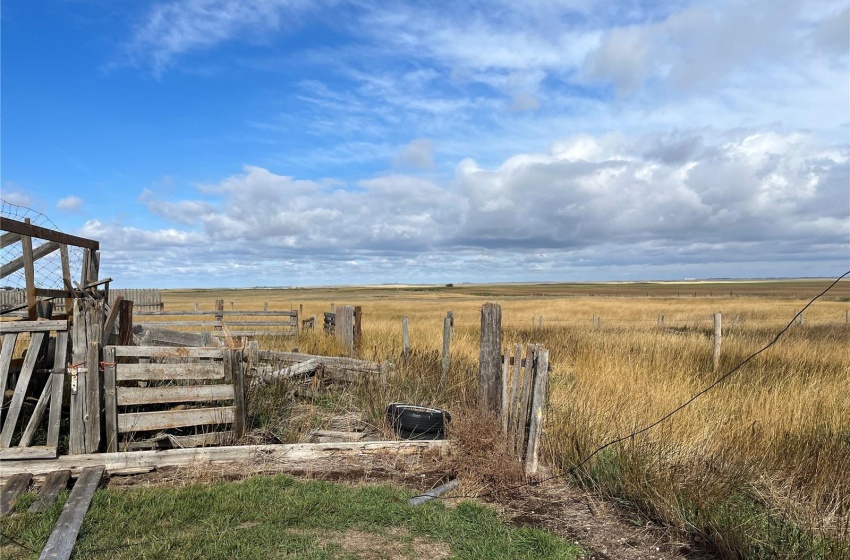 Rural Address, Excelsior Rm No. 166, Saskatchewan S0H 0A8, 2 Bedrooms Bedrooms, 9 Rooms Rooms,1 BathroomBathrooms,Acreage,For Sale,North East Waldeck Acreage,Rural Address,SK947004