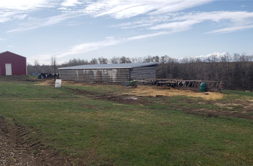 View of yard featuring an outdoor structure