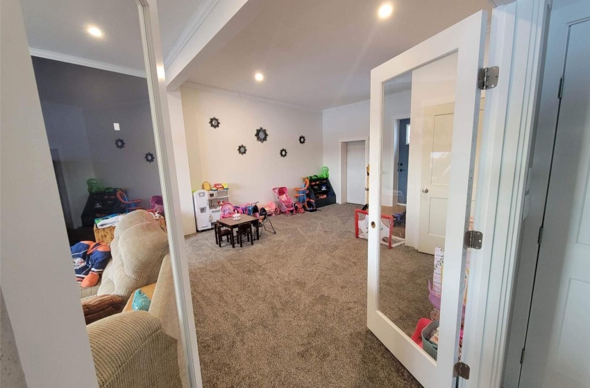 Rec room with carpet flooring and crown molding