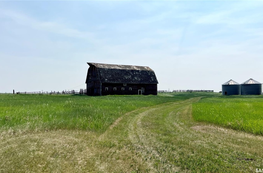 802 Hall STREET, Loreburn Rm No. 254, Saskatchewan S0H 2S0, 4 Bedrooms Bedrooms, 13 Rooms Rooms,2 BathroomsBathrooms,Acreage,For Sale,Hall,SK963886