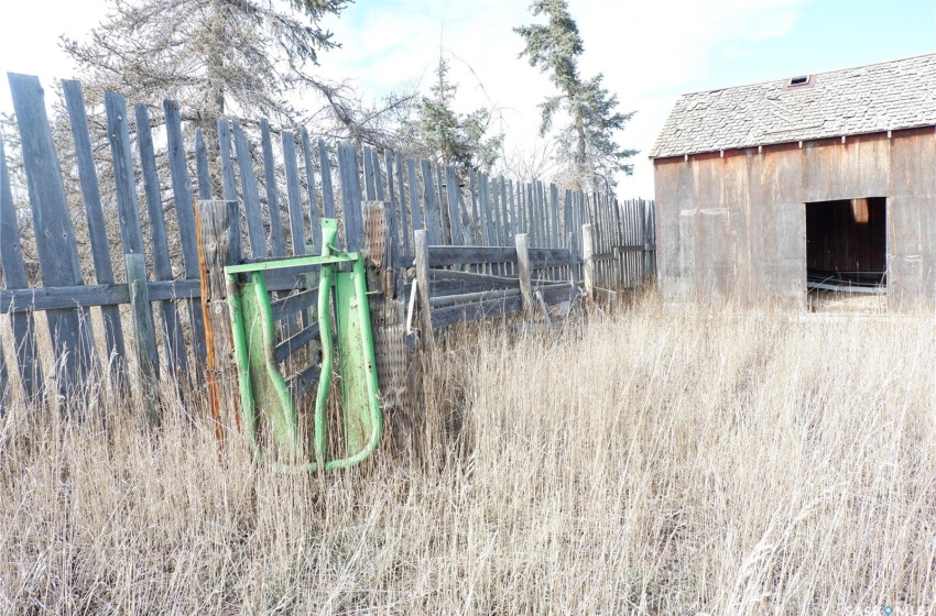 View of yard with an outdoor structure