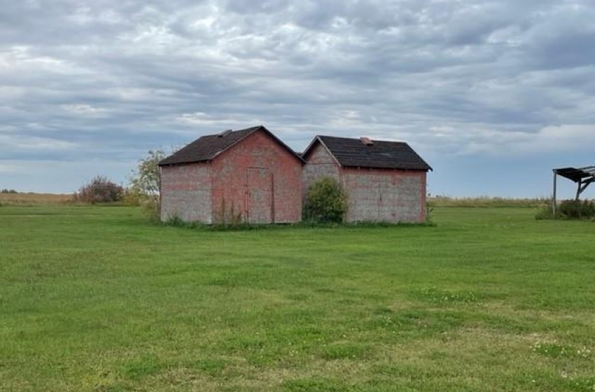 View of yard with a storage shed