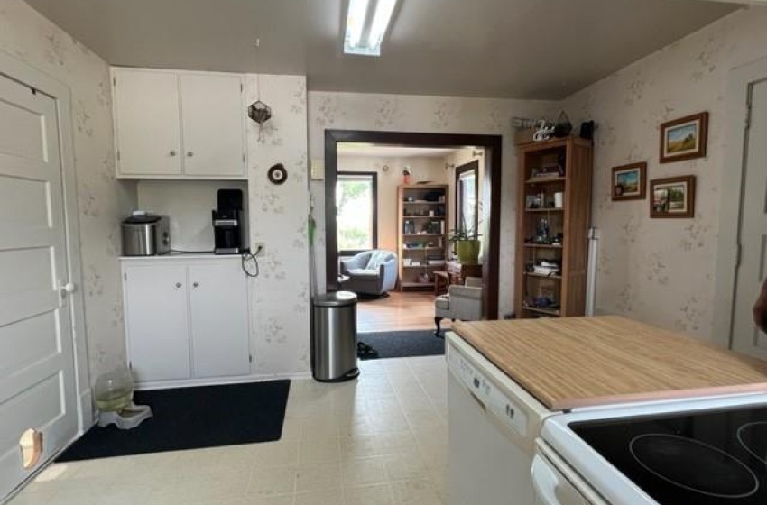 Rural Address, Esterhazy, Saskatchewan S0A 0X0, 3 Bedrooms Bedrooms, 17 Rooms Rooms,3 BathroomsBathrooms,Acreage,For Sale,Honey House Acreage,Rural Address,SK938456