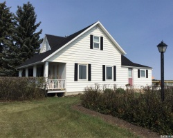 View of front of house featuring a front lawn