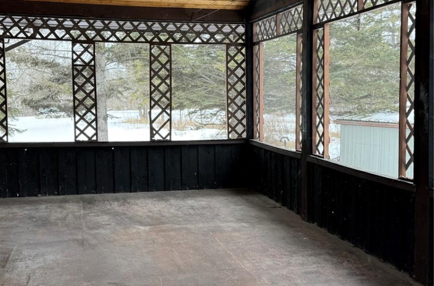 Entrance screened deck