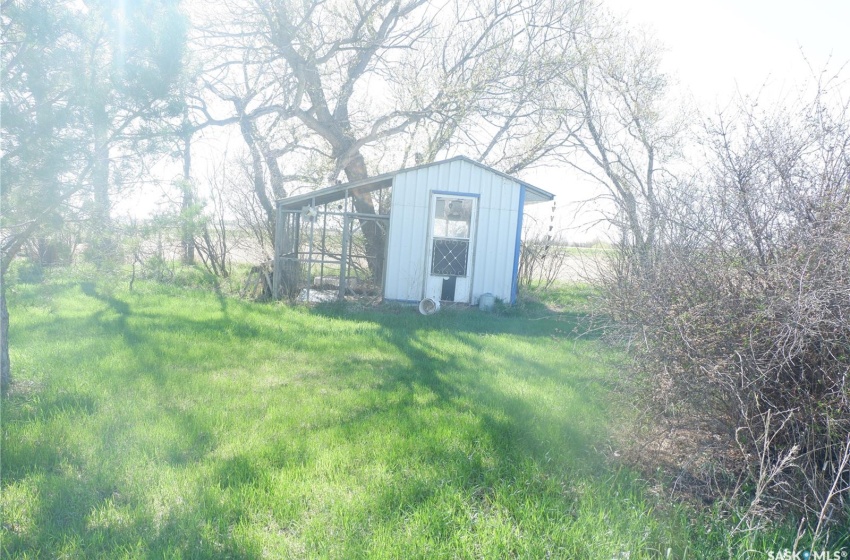 View of yard with an outdoor structure