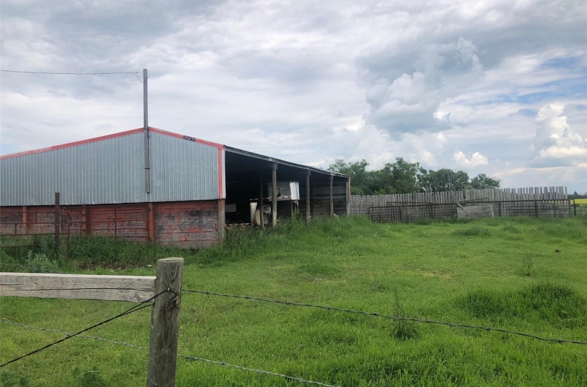 View of yard featuring an outbuilding