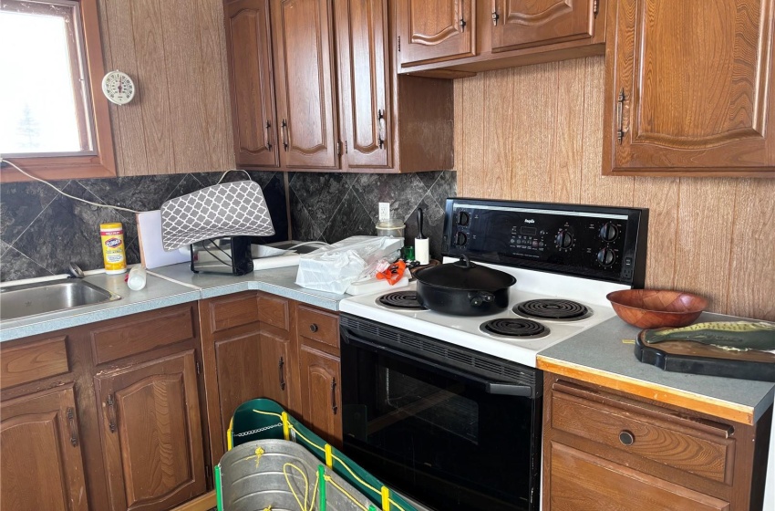 Kitchen with sink, tasteful backsplash, and white electric range