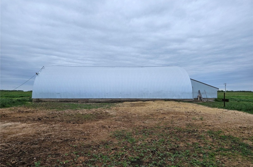 View of yard with an outdoor structure